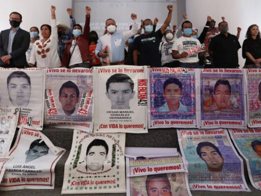 Tras montaje en la desaparición de los 43, familiares se pronuncian contra la cuarta transformación