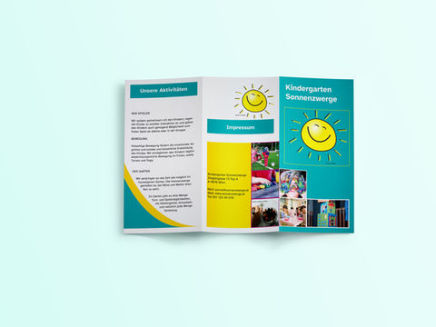 Flyer Mock-up "Sonnenzwerge" Es sind die 3 Außenseiten des Flyers auf hellem Hintergrund abgebildet.