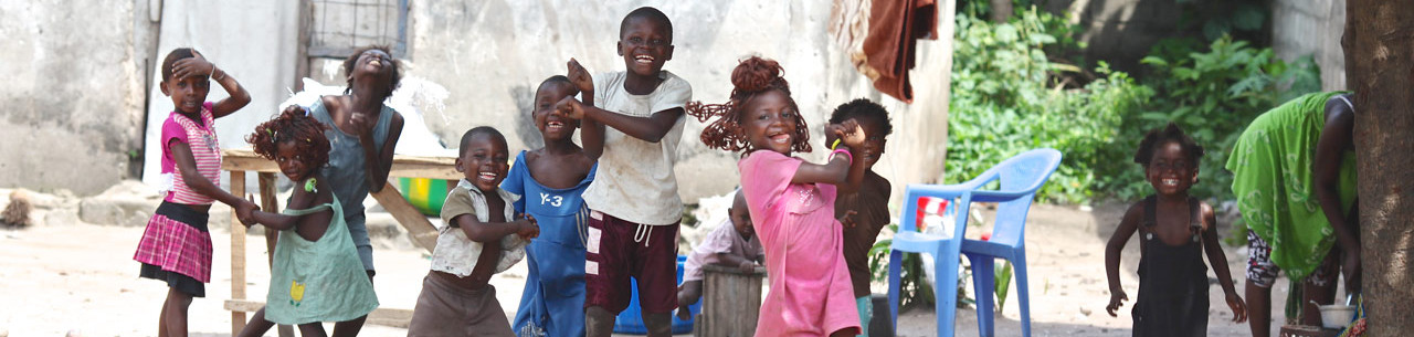 Des enfants qui jouent dehors