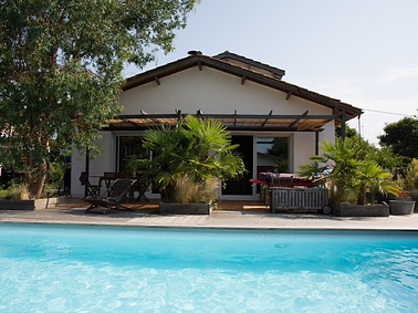 villa à valbonne avec un grand jardin dont une piscine et un barbecue