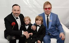Elton John com marido e filhos.jpg