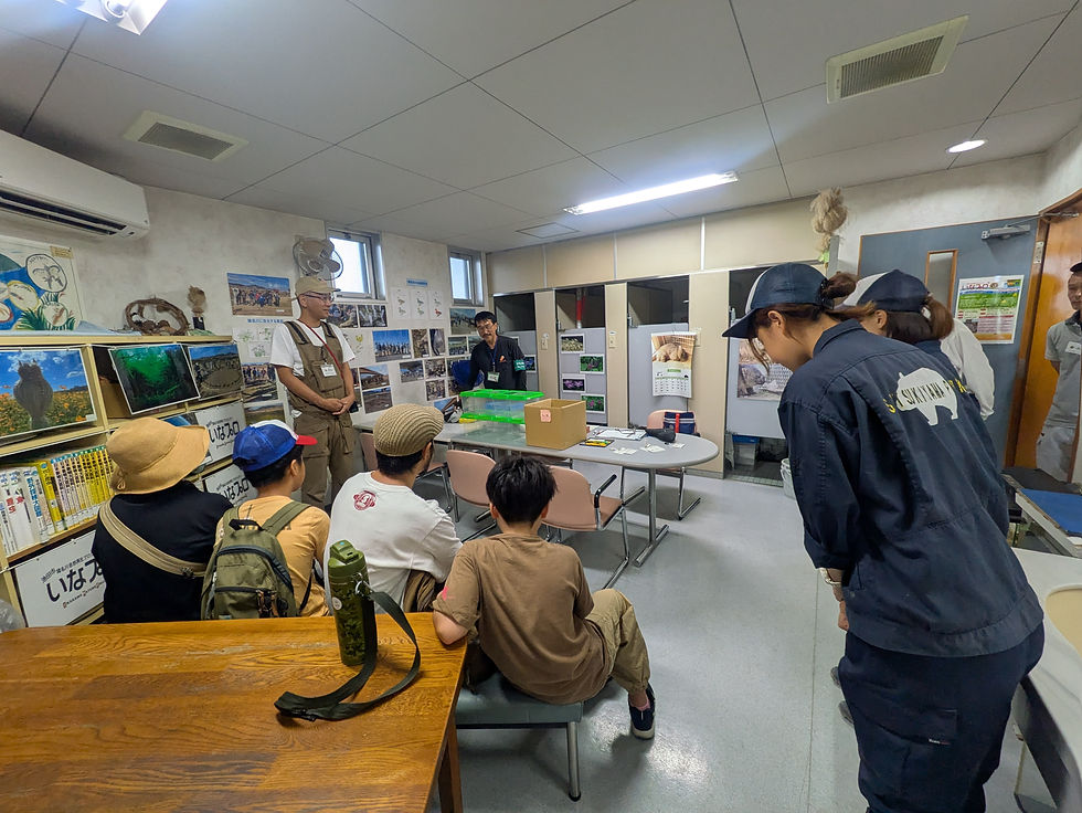 虫の捕り方などの説明を聞いています。