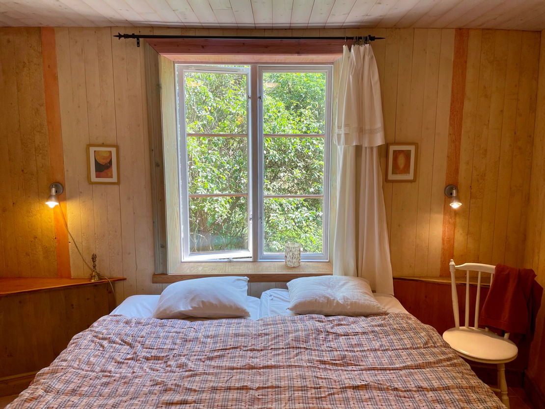 Retreatcentret har 16 værelser med to enkeltsenge i hver. Derudover er der 1 værelse med tre enkeltsenge, samt to værelser med dobbeltsenge. Badeværelser er ude på gangen og der deles om dem. Derudover er der separate hytter og Kaptensvillan med et par værelser. Foto: KRC