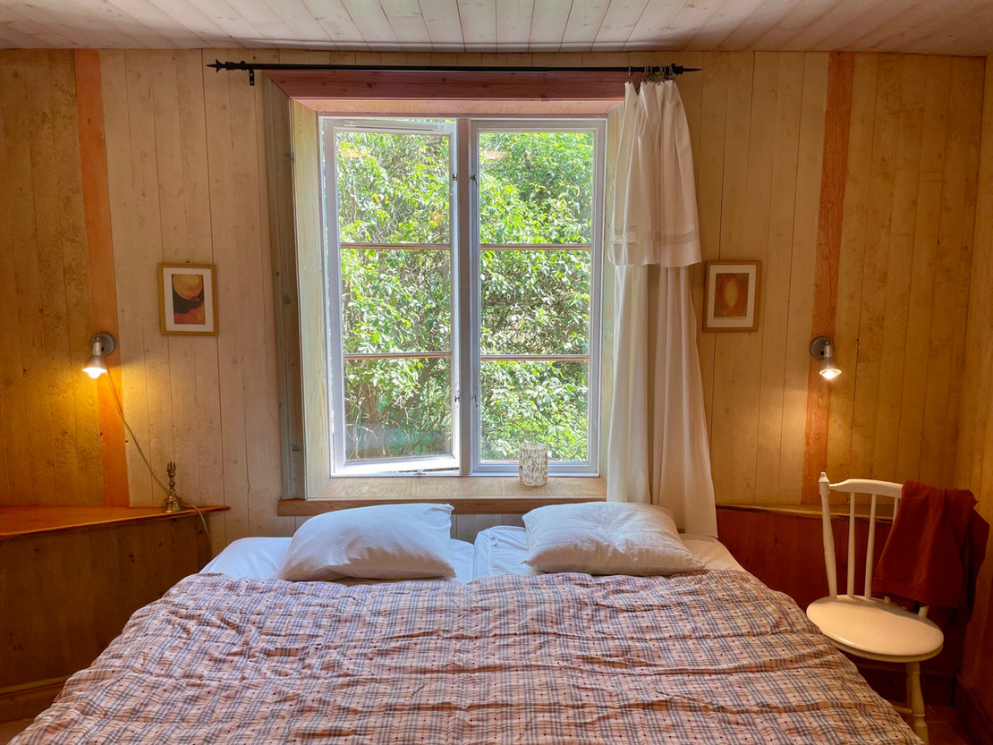 Retreatcentret har 16 værelser med to enkeltsenge i hver. Derudover er der 1 værelse med tre enkeltsenge, samt to værelser med dobbeltsenge. Badeværelser er ude på gangen og der deles om dem. Derudover er der separate hytter og Kaptensvillan med et par værelser. Foto: KRC