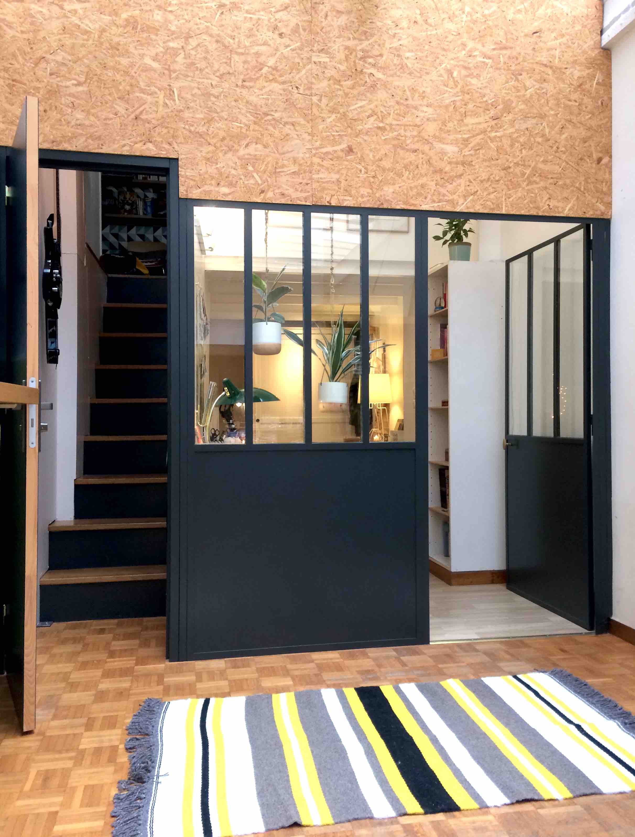 Séparation de deux chambres en enfilade dans un atelier d\'artiste ... Séparation de deux chambres en enfilade dans un atelier d\'artiste ...