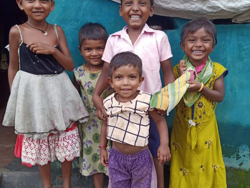 Unterstützung in Adivasidorf