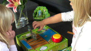 Von Ohrwürmern und hüpfenden Zwergen: Ein Kinderlieder-Mitmachspiel