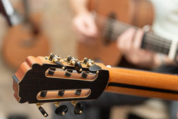 Gitarrenunterricht in Wien – Schüler übt ‚Dance With Somebody‘ von Lola Young auf Konzertgitarre