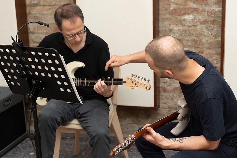 Schüler beim Gitarrenunterricht in Wien – E-Gitarre, übt Part 4 ‚Shine On You Crazy Diamond‘ von Pink Floyd“