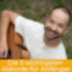 Gitarrenlehrer Micha Hetmann mit Akustikgitarre – Titelbild zum Artikel Die 5 wichtigsten Akkorde für Anfänger