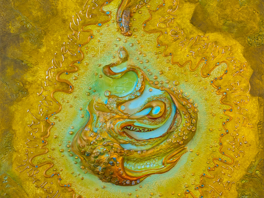Tableau abstrait de grand format (91x122 cm) en haut-relief doré et ambre intitulé 1000 Wishes for Universe par l'artiste Patrice Dufour. Sculpture murale sur toile avec écritures mystiques ciselées, reliefs organiques circulaires et fini satiné de luxe.