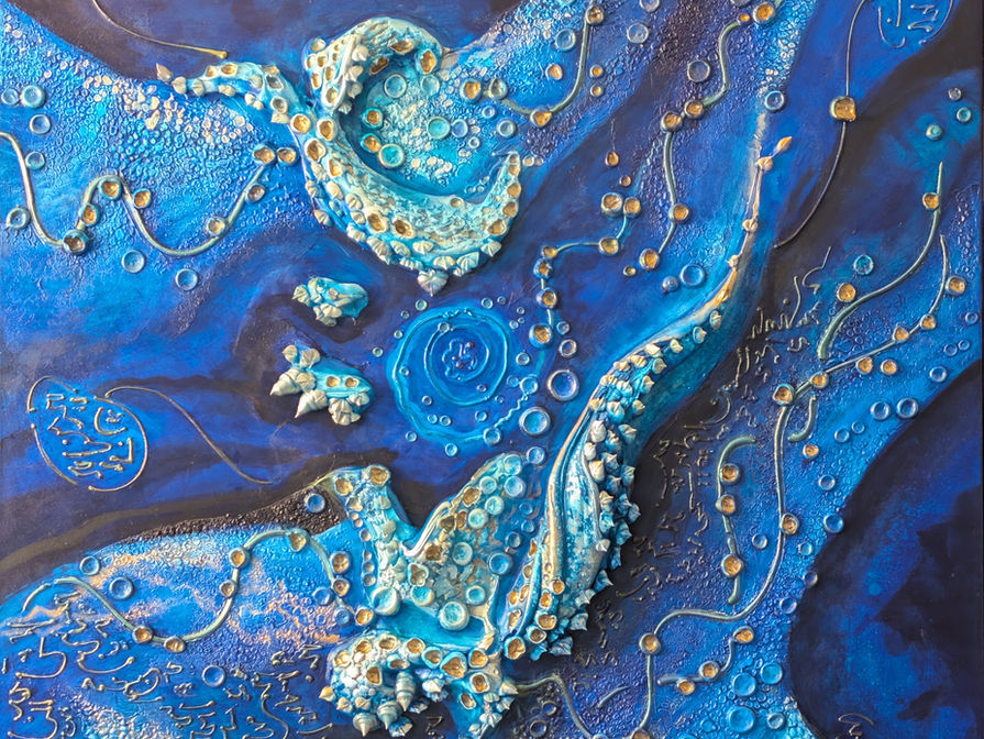 Tableau de grand format (91x122 cm) en haut-relief bleu et blanc intitulé Le Voile de l'Oubli par l'artiste Patrice Dufour. Sculpture murale organique avec textures de mortier rappelant les fonds marins ou le cosmos, écritures mystiques argentées et fini satiné élégant.
