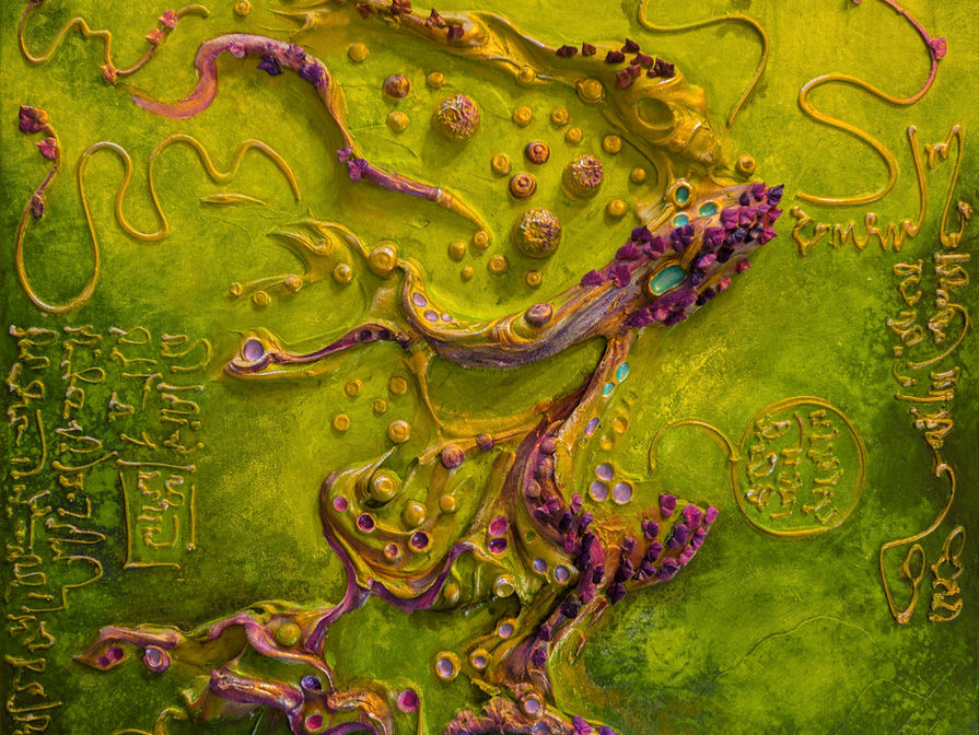 Tableau abstrait carré (51x51 cm) en haut-relief vert, or et violet intitulé L’Arbre de la Sagesse par l'artiste Patrice Dufour. Sculpture murale organique avec textures de mortier, écritures mystiques ciselées et fini satiné de luxe.