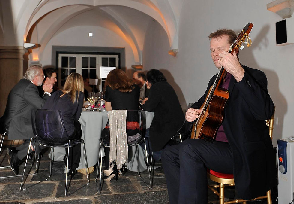 Guitarist plays acoustically for dining guests