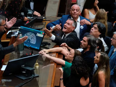 Revés para Milei: Justiça Argentina Suspende Trechos Cruciais da Reforma Trabalhista