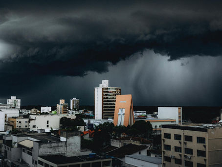 Saiba como o clima extremo está redesenhando os preços de SEGURO nas cidades brasileiras."