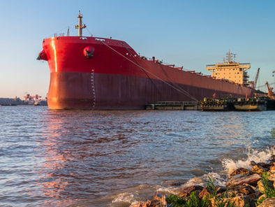Escalada no Golfo Pérsico: EUA Impõem Bloqueio Naval Total e Irã Reage com Ameaça de 'Asfixia' Energética Global