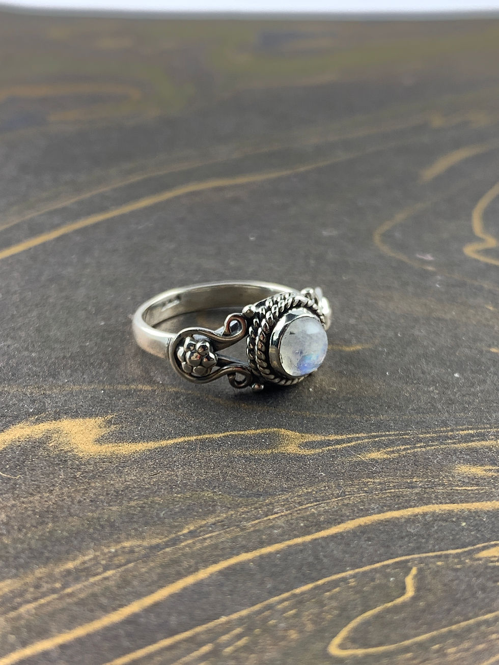 Miniatura: Dainty Moonstone Ring (3.6 Grams)