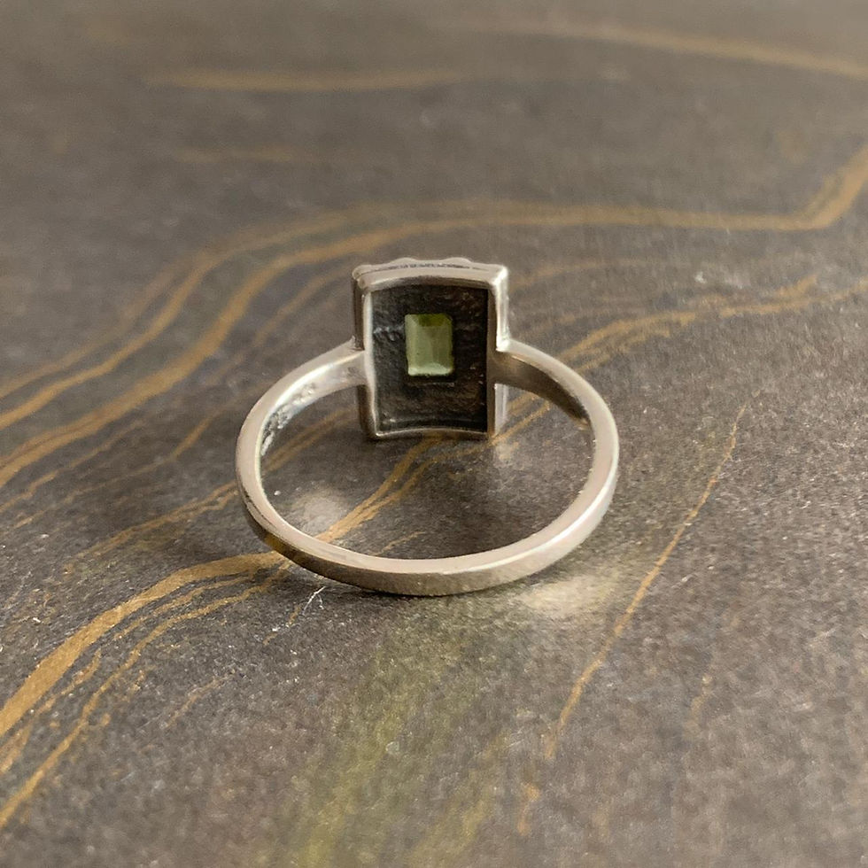 Miniatura: Dainty Peridot Ring (2.4 Grams)
