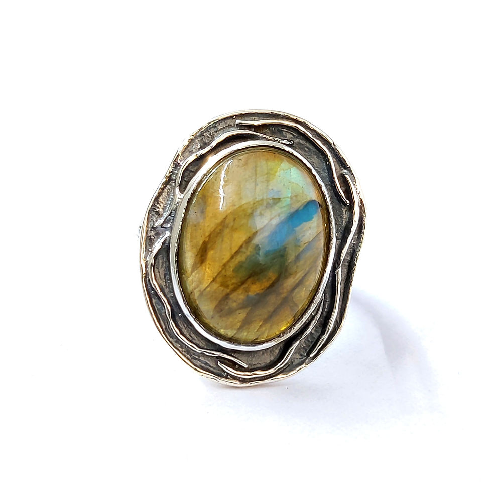 Labradorite Ring (6.1 Grams)
