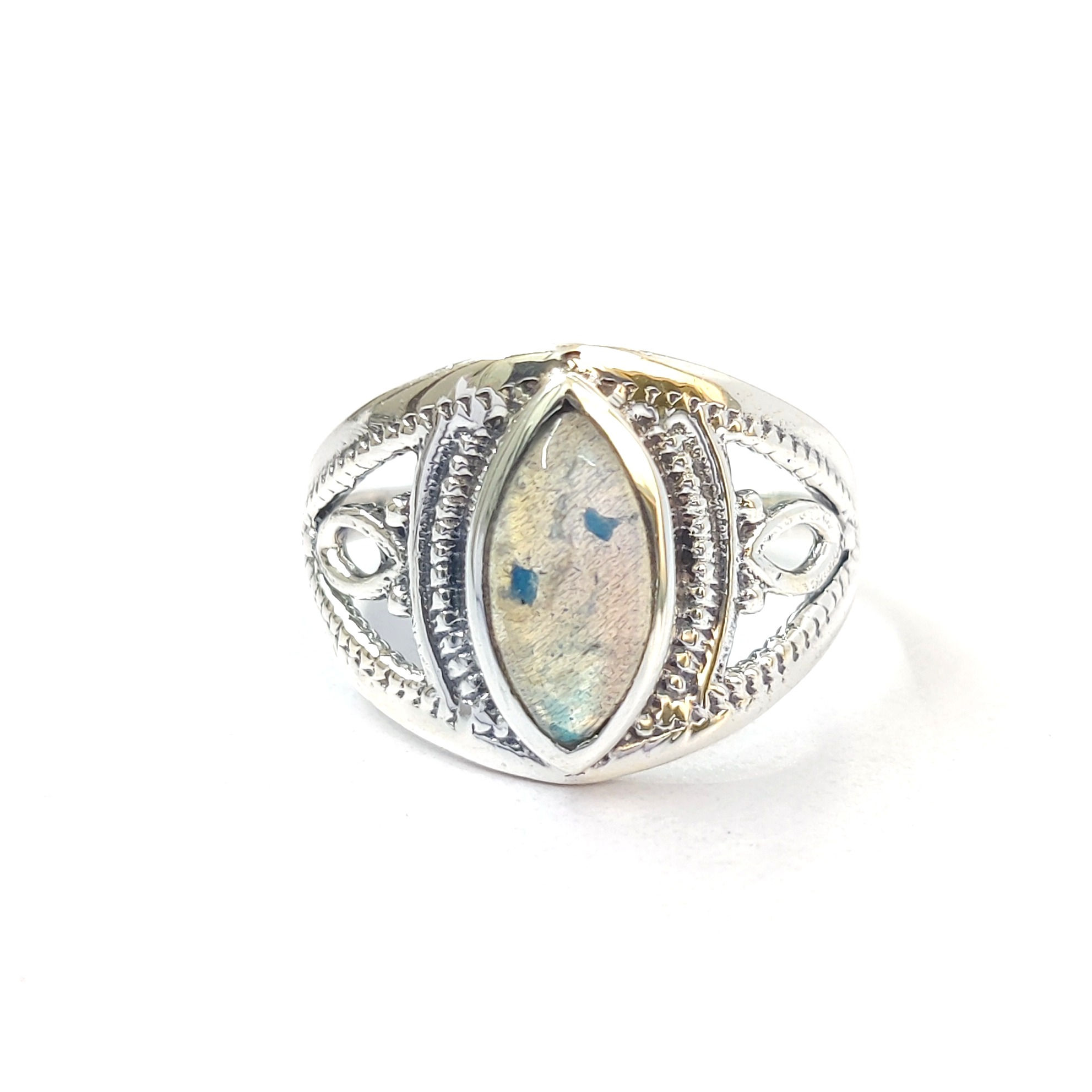 Labradorite Ring (3.4 Grams)