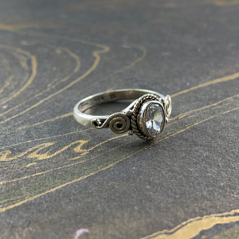 Miniaturbild: Dainty Crystal Ring (3.1 Grams)