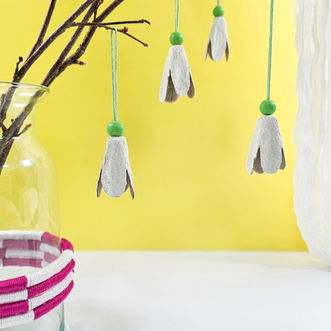 diy tischdeko frühling schneeglöckchen eierkarton karierte vase