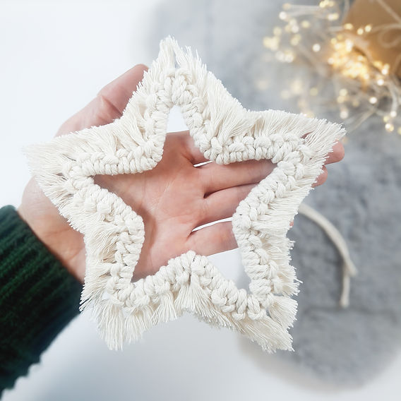 Weihnachtliche Makramee-Sterne: Stilvolle Deko einfach selbst gemacht