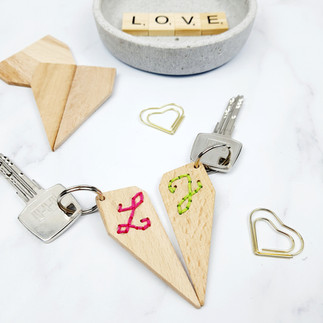 DIY Holz Schlüsselanhänger sticken Geschenkidee Paare