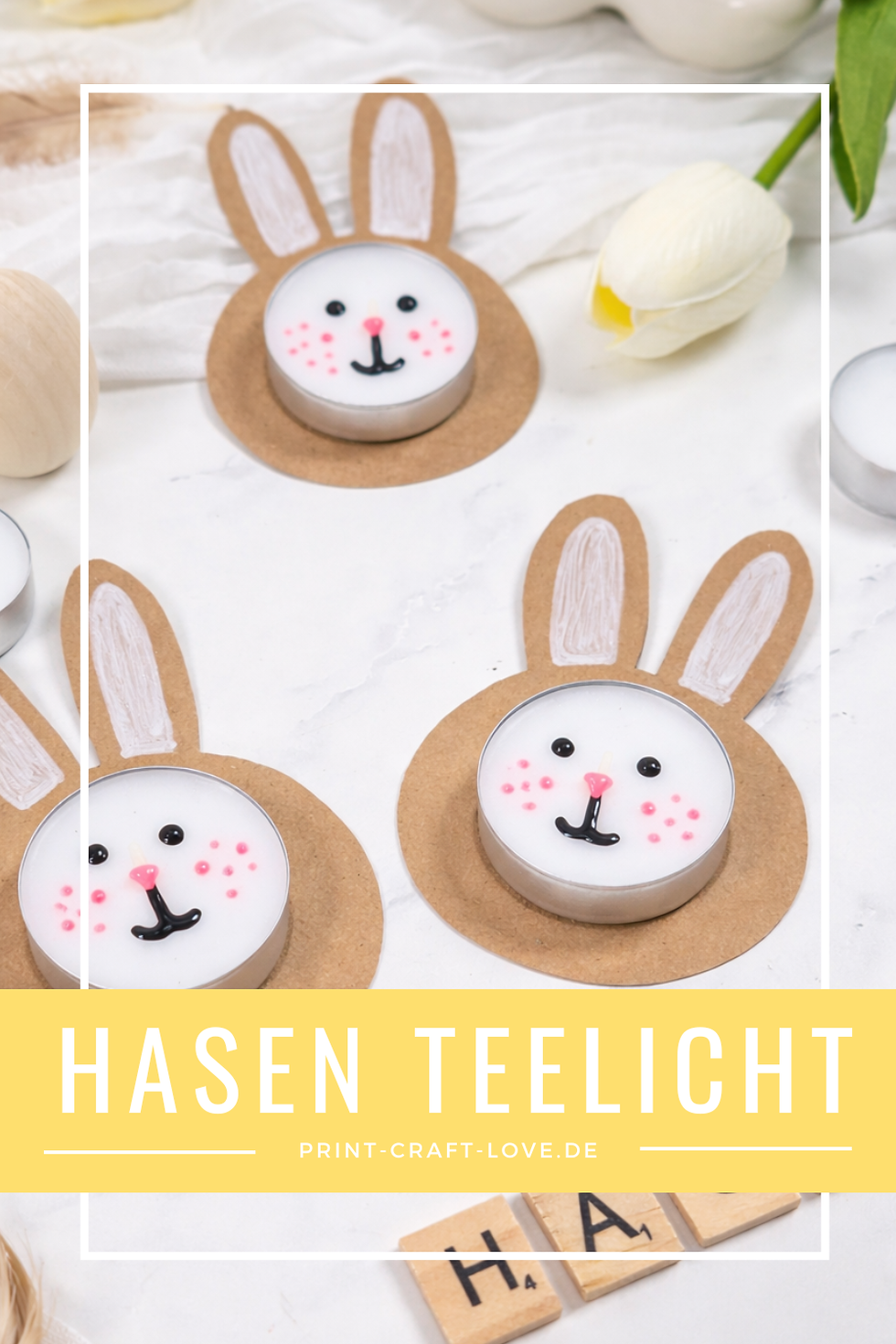 Teelichter mit Hasengesichtern auf brauner Pappe, umgeben von Tulpe und Holzobjekten. Gelber Textblock: "HASEN TEELICHT". Frühlingshaftes DIY.