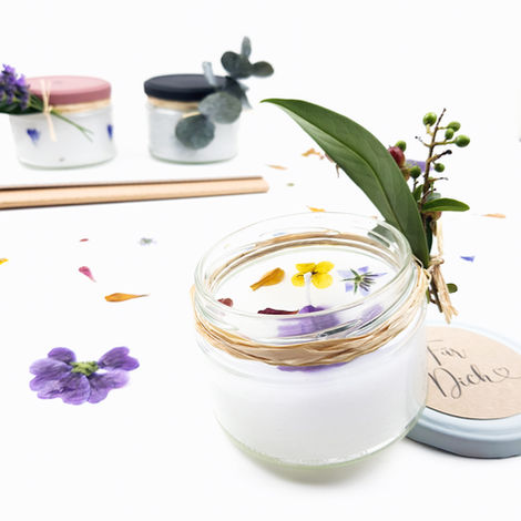 Blumige Kerzen aus Wachsresten
