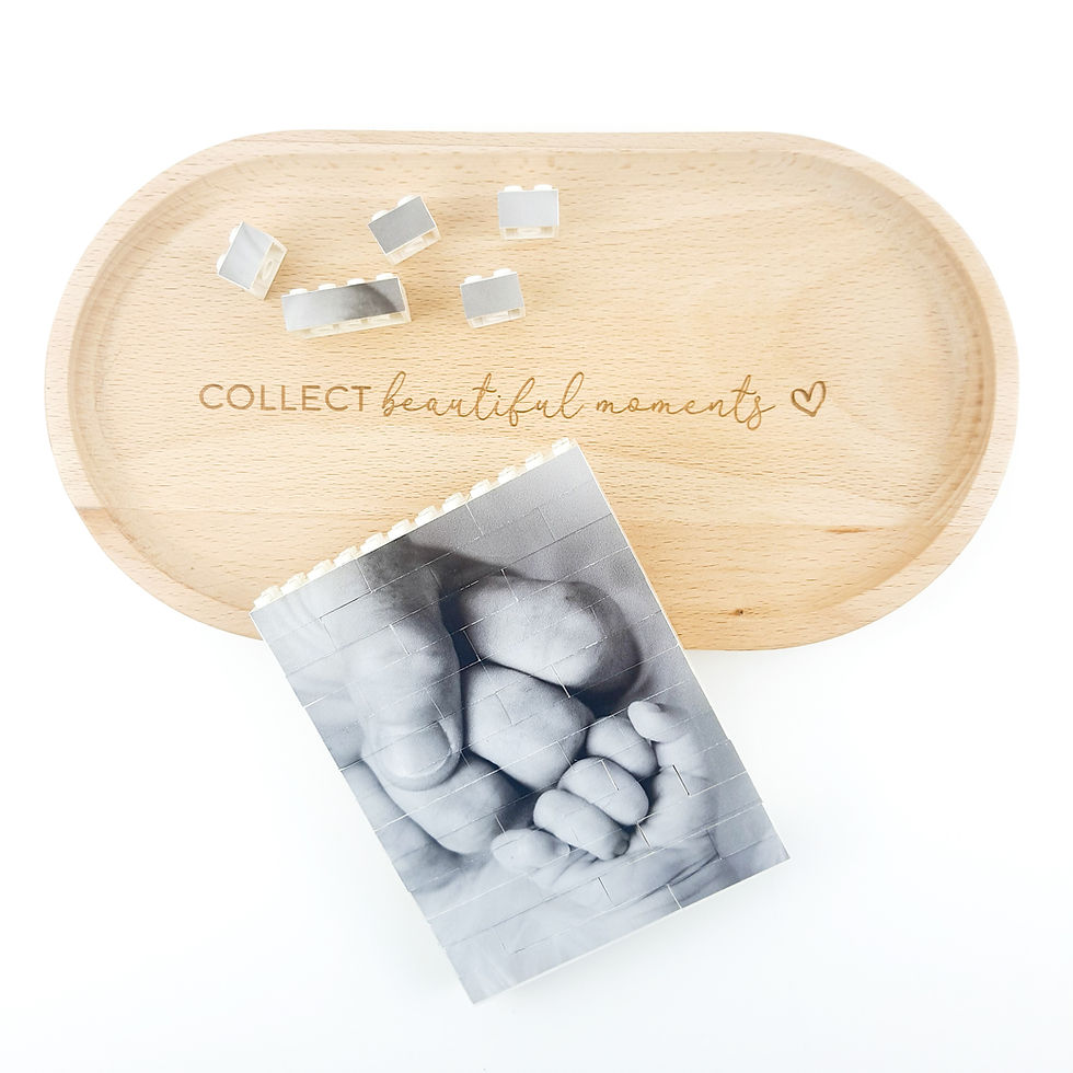 Schale mit Puzzleteilen Schwarz-Weiß Bild Vater und Sohn