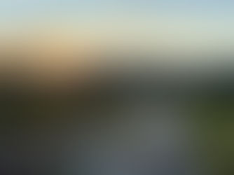 Blick vom Särkitunturi in Lappland auf die Mitternachtssonne über Seen und Bergen – goldene Lichtstimmung mit Wanderweg im Vordergrund.