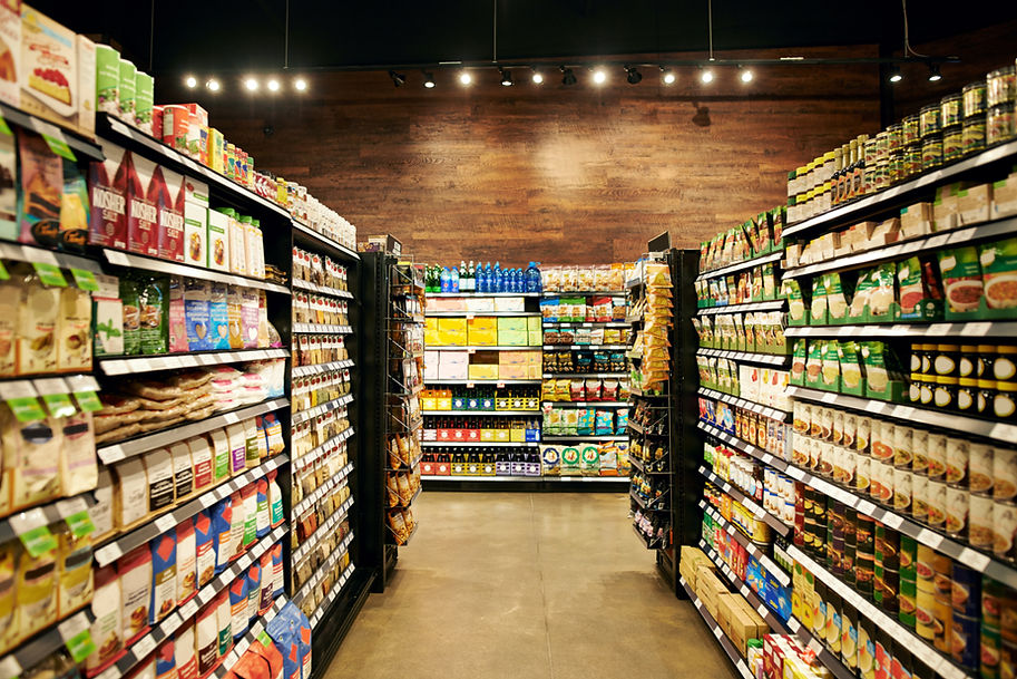 Supermarkt Regale mit Food-Produkten von Food-Startups die Kunden von marketrunners