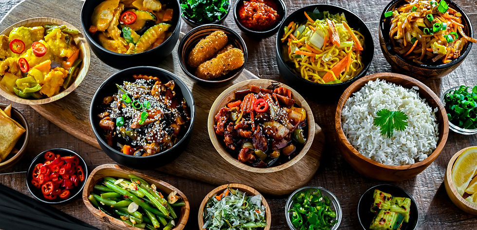 gedeckter Tisch mit Essen von Food-Startups die ihre Produkte im Supermarkt platziert haben mit Hilfe von marketrunners