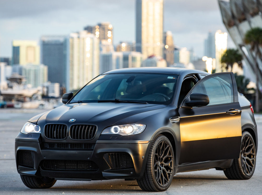 BMW X6M com rodas Vossen HF-2 Hybrid Forged, aro 22, acabamento Satin Black e visual esportivo premium para SUV de luxo.