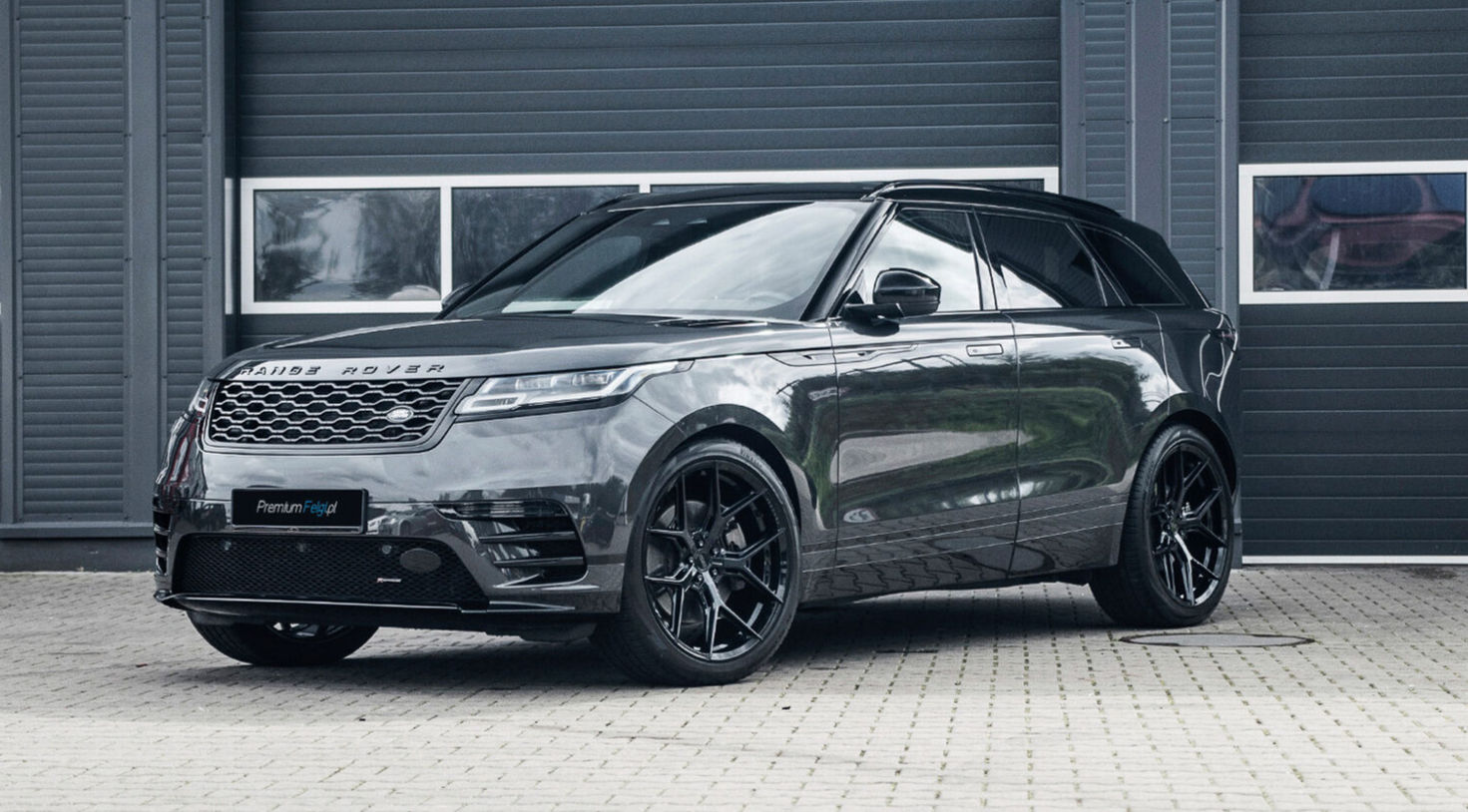 Range Rover Velar com rodas Vossen HF-5 Hybrid Forged, acabamento Gloss Black e visual esportivo premium para SUV de luxo.