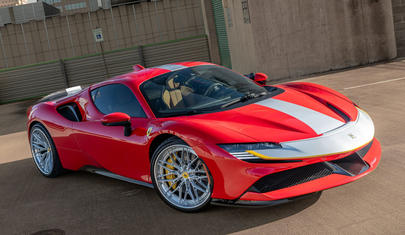 Ferrari SF90 com rodas Vossen S21-02 3-Piece, aro 21 dianteiro e 22 traseiro, acabamento Gloss Clear Transparent e configuração forjada de alto luxo.