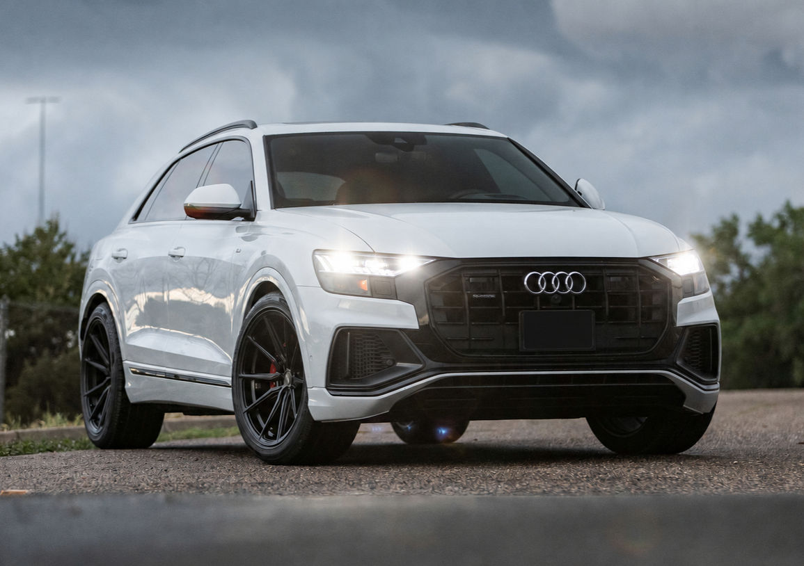 Audi Q8 com rodas Vossen HF-3 Hybrid Forged, aro 22, acabamento Satin Black e visual esportivo premium para SUV de luxo.