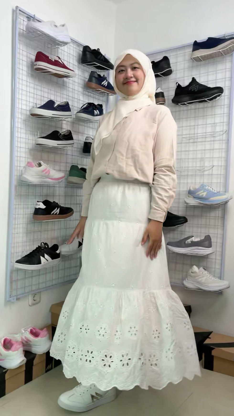 Thumbnail: March Revolution Marion Sepatu Sneakers Putih Gold Glossy – Sepatu Casual Fashio