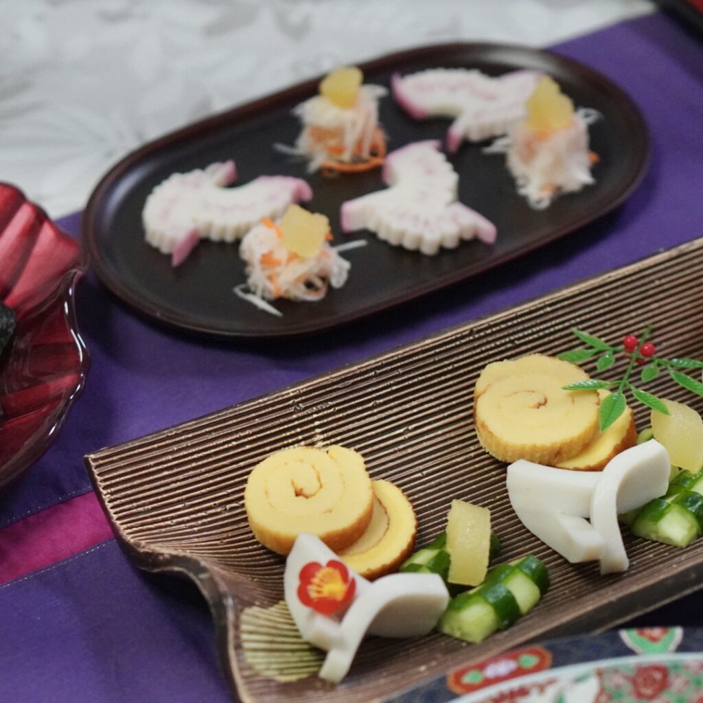 皿に正月料理が盛り付けられている