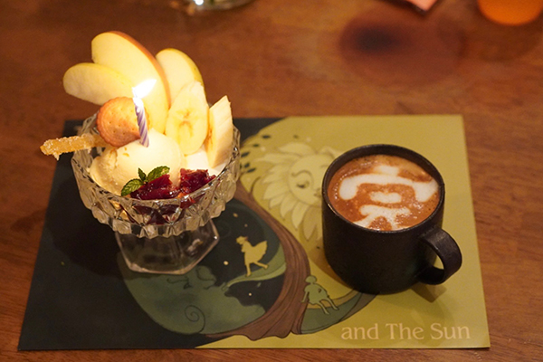 ランチョンマットの上のコーヒーとパフェ