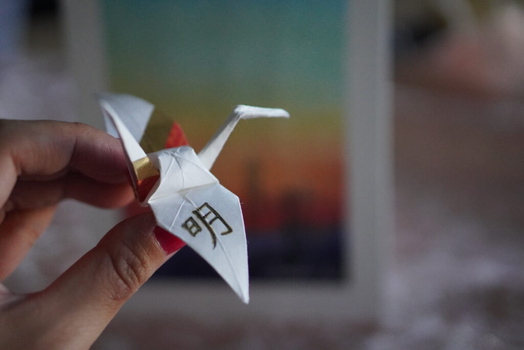 箸袋で作った折り鶴に「明」の文字