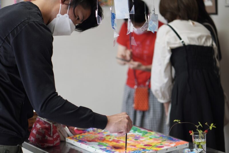 キャンバスにペイントする男性