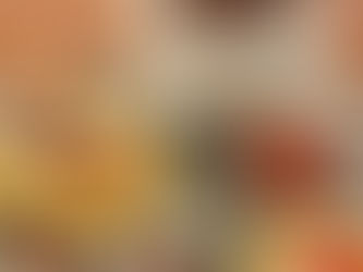 テーブルの上にカヌレや紅茶がセッティングされている