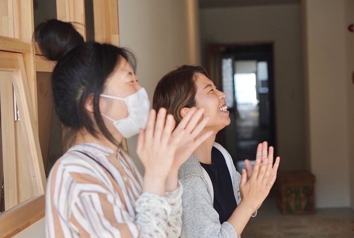 展示の設置を喜ぶ様子