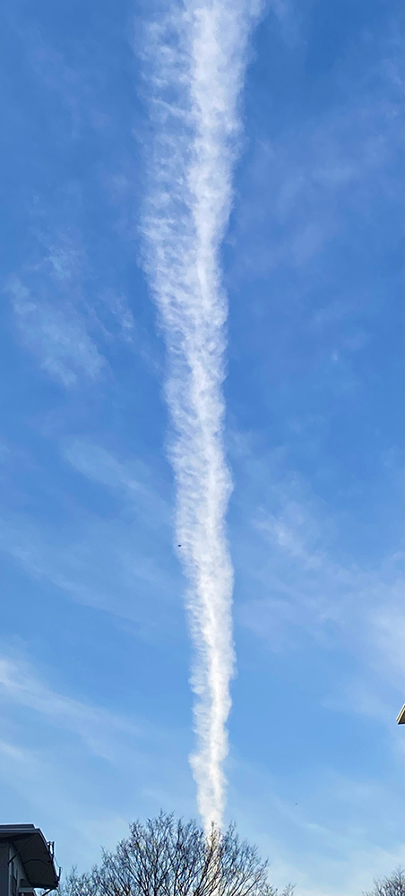 青空に飛行機雲