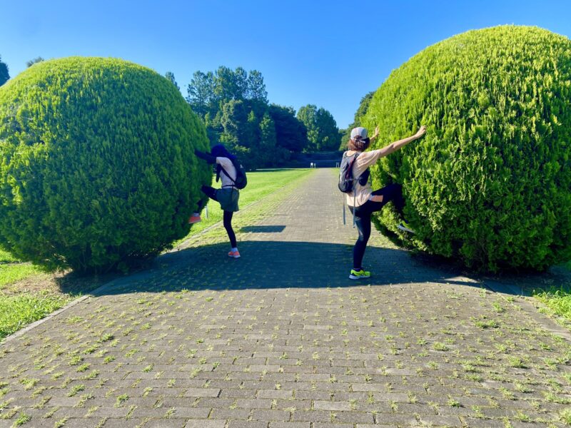 気に手を当てて寄りかかる