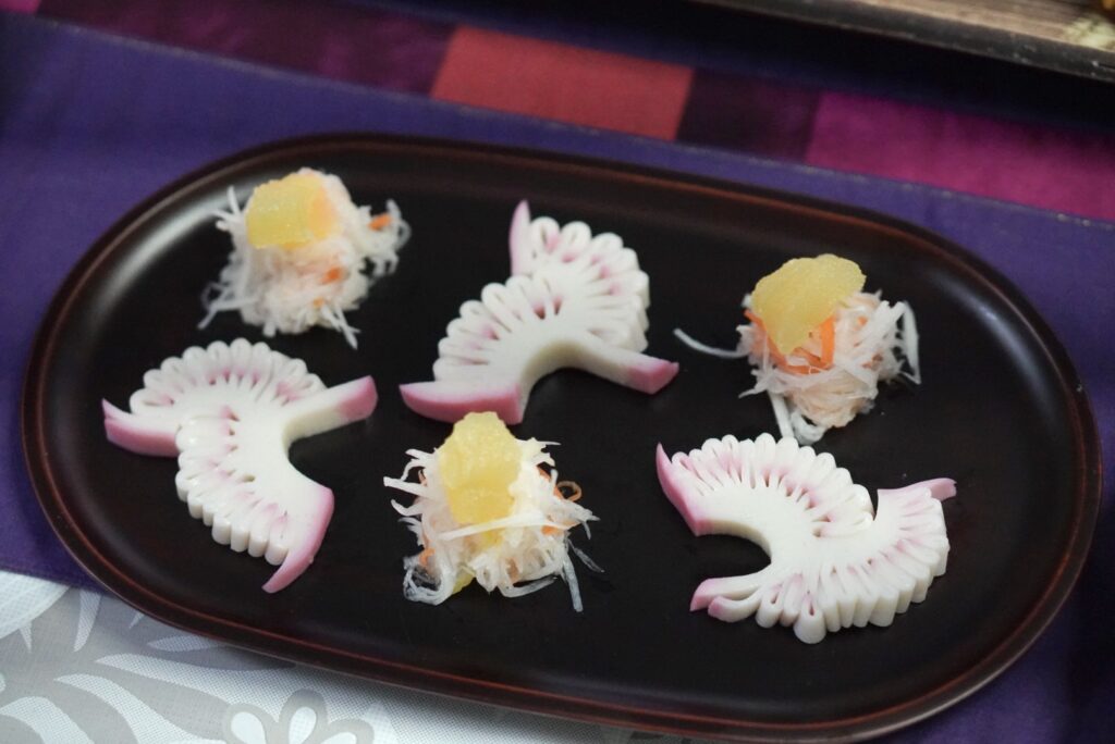 皿にかまぼこ飾りが盛り付けられている
