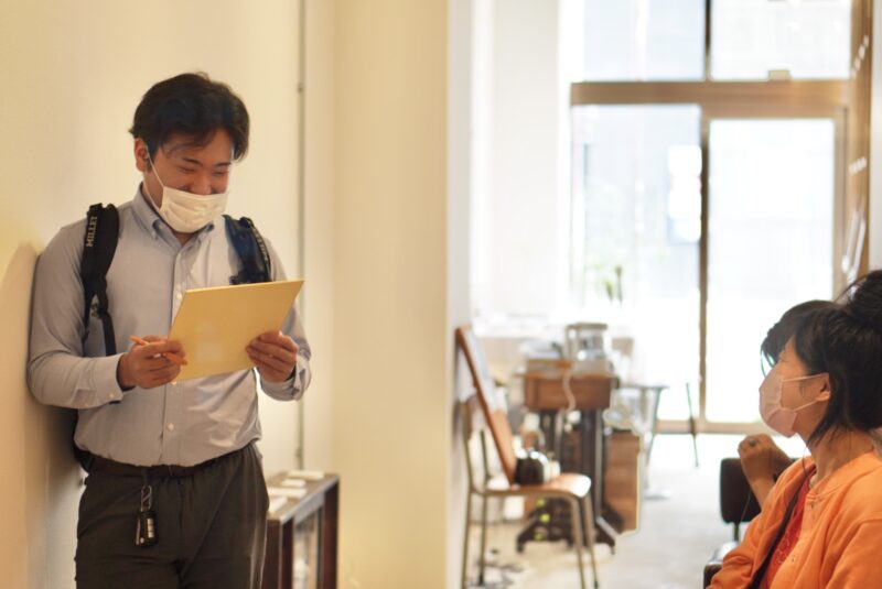 来場者と会話する様子